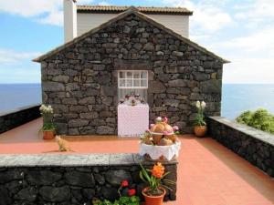 a model of a house with a table in it at Casa da Aguada in Lajes do Pico