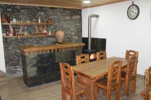 Televisyen dan/atau pusat hiburan di Maia's Guesthouse