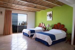 Decameron Los Cocos - All Inclusive tesisinde bir odada yatak veya yataklar