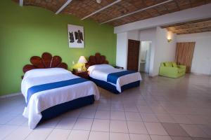 Uma cama ou camas num quarto em Decameron Los Cocos Guayabitos, Ramada All-Inclusive Resort
