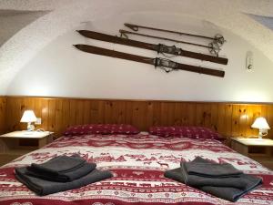 a bedroom with a bed with towels on it at La stube degli sciatori in Serrada