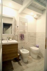 a bathroom with a toilet and a bidet and a sink at Giulietta Suite - Brand New flat in Santa Maria Novella in Florence