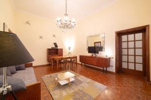salon z kanapą i stołem w obiekcie The Dante Apartment By HouseinNaples w mieście Neapol