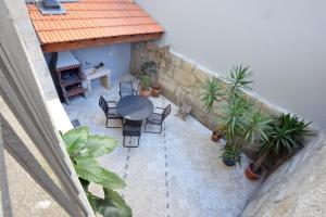 vistas panorámicas a un patio con mesa y sillas en Oporto City View - Santo Ildefonso, en Oporto