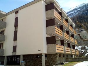 Un edificio con balcones a los lados. en Leuca 11, en Leukerbad