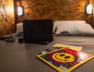 TV a/nebo společenská místnost v ubytování Spinning Cat Hostel