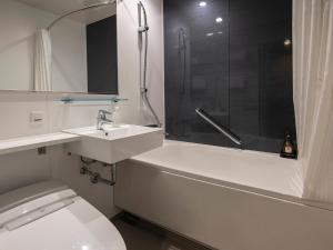 Kamar mandi di Tokyu Stay Kyoto Sakaiza Shijo Kawaramachi