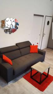 ein Wohnzimmer mit einem braunen Sofa und einem Tisch in der Unterkunft Canal du Midi in Toulouse