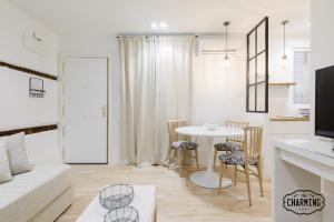 een woonkamer met een witte bank en een tafel bij Charming Ribera de Curtidores in Madrid