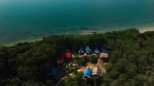 Luftblick auf ein Resort und das Meer in der Unterkunft Good Morning Bungalow in Ko Jum
