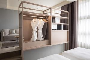 Una cama o camas en una habitación de Jolley Hotel