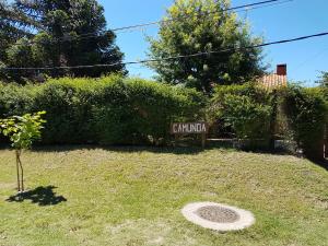 un jardín con un cartel que diga cambola en Camunda, en Punta del Este