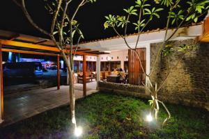Puutarhaa majoituspaikan The Nalaya Hotel & Resto ulkopuolella