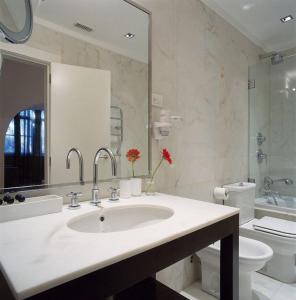 York House Lisboa Hotel tesisinde bir banyo