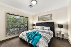 una camera da letto con un letto e una grande finestra di Accommodation On Lansell 1 being Unit 1 of 6 Lansell Street a Mount Gambier