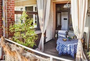a porch with a table and a window at Liegen;schaft Guesthouse in Oestrich-Winkel