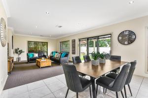 una sala da pranzo e un soggiorno con tavolo e sedie di Accommodation On Lansell 1 being Unit 1 of 6 Lansell Street a Mount Gambier