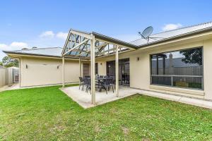 una casa con patio arredato con tavolo e sedie di Accommodation On Lansell 1 being Unit 1 of 6 Lansell Street a Mount Gambier