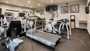 Fitness centrum a/nebo fitness zařízení v ubytování Best Western Plus Hill Country Suites