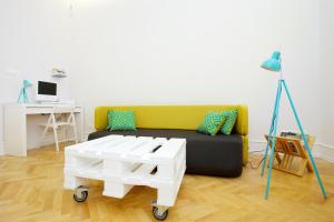 uma sala de estar com um sofá e uma mesa de centro em Apartment Marmonaut em Split
