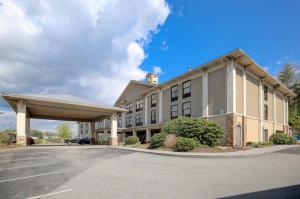 un gran edificio con un estacionamiento delante de él en Quality Inn & Suites Boone - University Area, en Boone