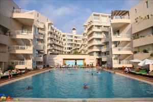 Bazén v ubytování Castel Mare Beach Hotel & Resort nebo v jeho okolí