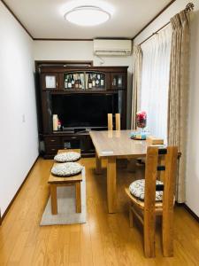 立川市にある家縁のダイニングルーム(テーブル、椅子、テレビ付)