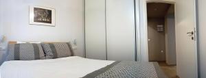 Posteľ alebo postele v izbe v ubytovaní Heliconia deluxe Apt Must