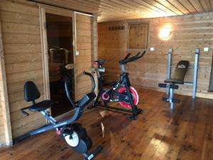 due cyclette in una stanza con pareti in legno di La Chamade a Montjoie-en-Couserans