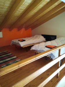 2 Betten im Dachgeschoss eines Hauses in der Unterkunft Ορεινή μονοκατοικία στα Χαλκιάνικα - Κοντά στη Ζαρούχλα - λίμνη Τσιβλού in Khalkiánika