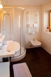 bagno con lavandino, doccia e servizi igienici di Hotel Tannenhof a Brunico
