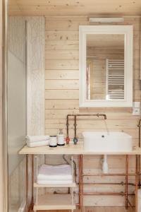 uma casa de banho com um lavatório e um espelho em 4rest Camp em Pawłowo