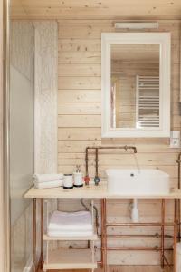 ein Badezimmer mit Waschbecken und Spiegel in der Unterkunft 4rest Camp in Pawłowo