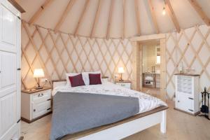 ein Schlafzimmer mit Bett in einem Zelt in der Unterkunft 4rest Camp in Pawłowo