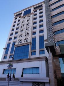 ein hohes Gebäude mit vielen Fenstern in der Unterkunft Oasis Hotel in Alger