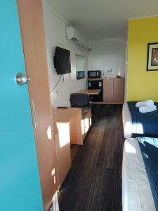 TV a/nebo společenská místnost v ubytování Annerley Motor Inn