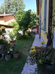 貝加莫的住宿－Bergamo Bassa，花朵花园,在建筑的一侧