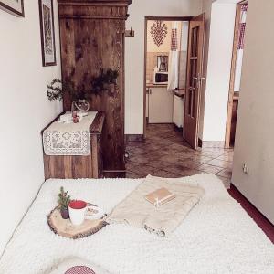 Una cama con una manta y una mesa en una habitación en Apartament Jaworzyna, en Zakopane
