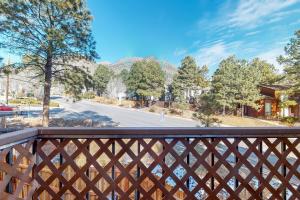 Aussicht von der Terrasse eines Hauses in der Unterkunft Village at Mt. Elden in Flagstaff