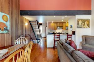 Una sala de estar y una cocina con un sofá y una mesa. en Kingswood Retreat, en Kings Beach