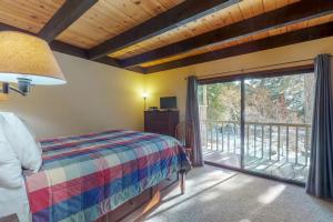 Un dormitorio con una cama y una puerta corrediza de vidrio. en Kingswood Retreat, en Kings Beach