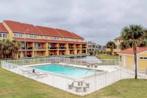 uma imagem de uma piscina num resort em Regency Cabanas #D4 em Pensacola Beach
