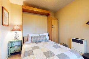 una camera con un letto e una televisione di Village at Mt. Elden a Flagstaff