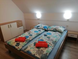 Tempat tidur dalam kamar di Apartma C-06, C-11