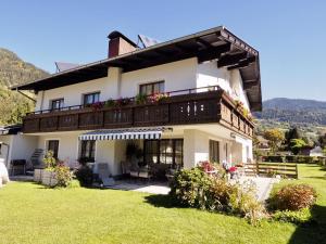 una grande casa con un balcone sopra di Haus Vollmeier a Debant