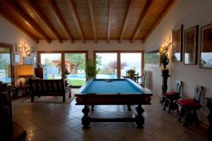 una sala de estar con una mesa de billar. en La Casa Sul Fiume, en San Daniele del Friuli