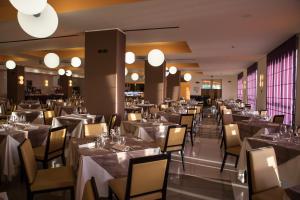 A restaurant or other place to eat at GH Avalon Sikani