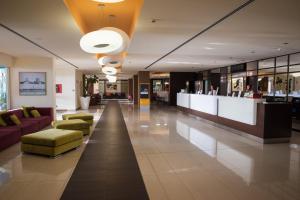 un hall d'entrée avec des canapés et un bar dans un immeuble dans l'établissement GH Avalon Sikani, à Gioiosa Marea 47 autres photos