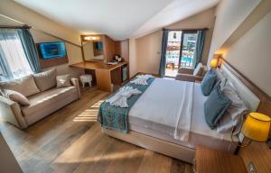 Postel nebo postele na pokoji v ubytování Dalyan Live Spa Hotel