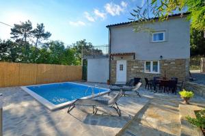 uma casa com piscina em frente a uma casa em Holiday House Eda with Private Pool em Buzet